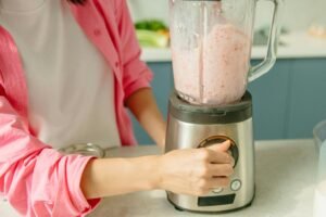 Una persona usando una blender